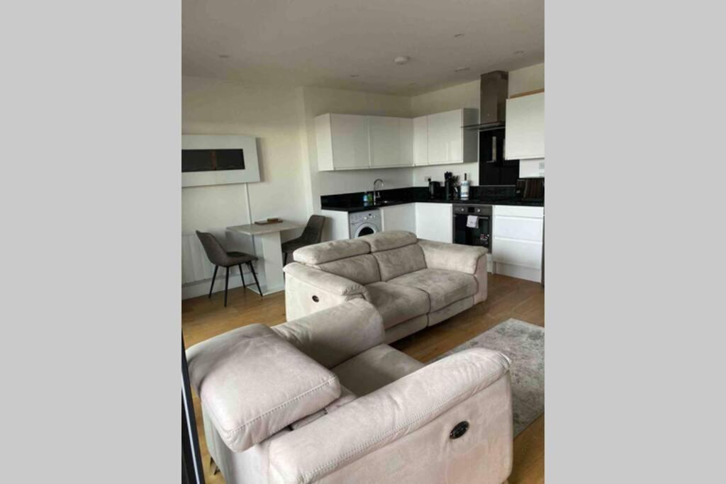 Luxury 1 Bedroom Apartment With Netflix & Parking Borehamwood Eksteriør billede