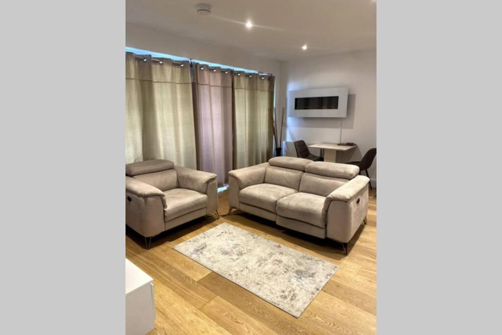 Luxury 1 Bedroom Apartment With Netflix & Parking Borehamwood Eksteriør billede