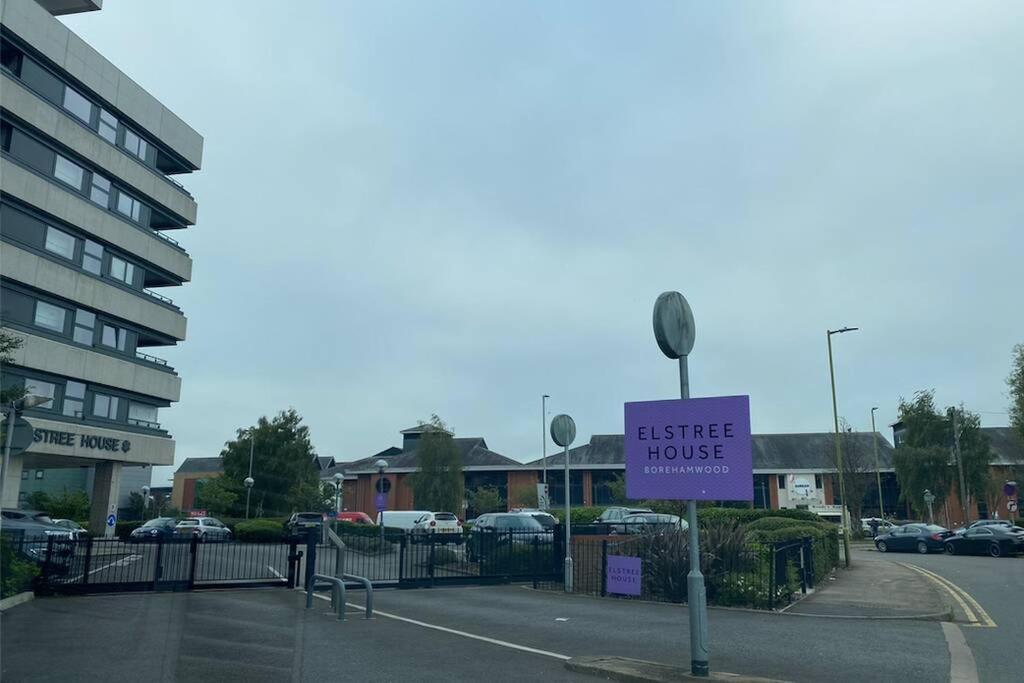 Luxury 1 Bedroom Apartment With Netflix & Parking Borehamwood Eksteriør billede