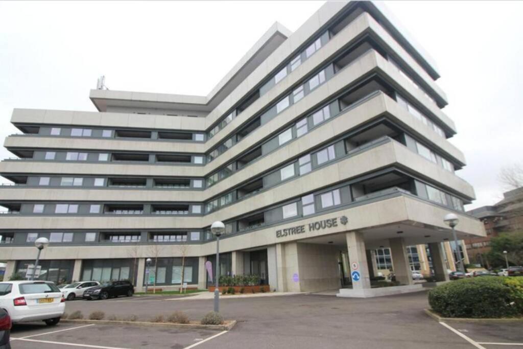 Luxury 1 Bedroom Apartment With Netflix & Parking Borehamwood Eksteriør billede