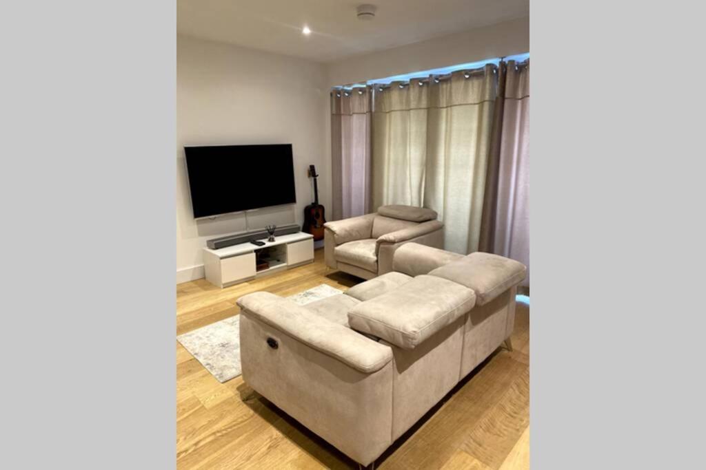 Luxury 1 Bedroom Apartment With Netflix & Parking Borehamwood Eksteriør billede